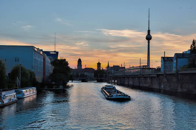 Pôr do sol no passeio de barco ao anoitecer em Berlim 