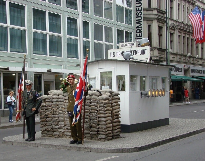 Checkpoint Charlie em Berlim Checkpoint Charlie em Berlim