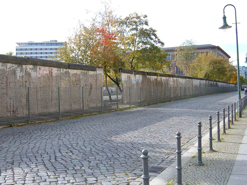 Rua Niederkirchnerstrasse em Berlim Rua Niederkirchnerstrasse em Berlim